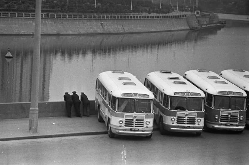 В 1956 году устаревший ЗИС-155 вытеснила модель ЗИС-158 (или ЛиАЗ-158, так как производство автобусов перенесли на Ликинский завод в Подмосковье), ставшая основной маркой автобусов в Москве в 1960-х годах. В середине 1960-х всего на московских улицах курсировало почти 4,5 тыс. автобусов