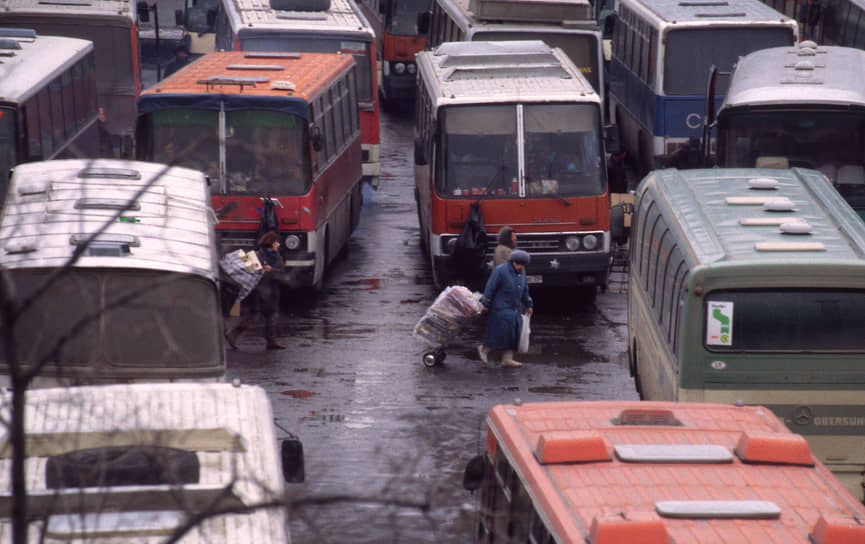 В 1970-х и 1980-х автобус продолжал удерживать ведущую роль в перевозках наземного транспорта, к 1988 году его доля увеличилась до 36%. Самые загруженные маршруты обслуживали «Икарусы», а менее напряженные — «ЛиАЗы»