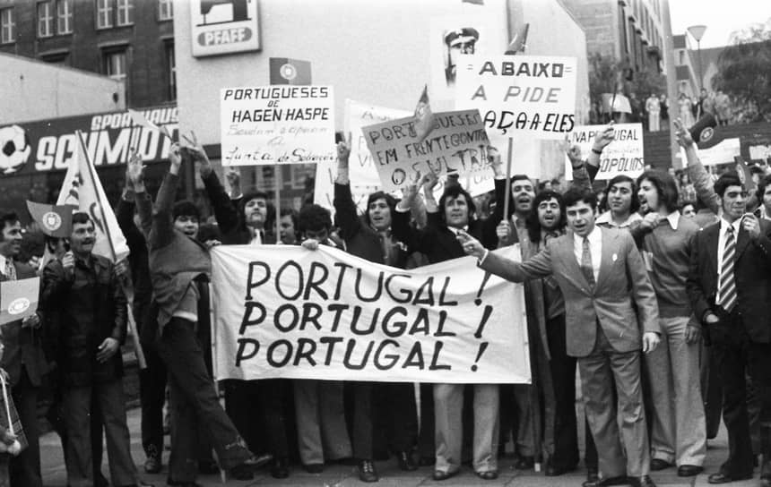 Революция гвоздик открыла португальским политэмигрантам путь на родину (на фото: демонстрация в немецком Дортмунде)