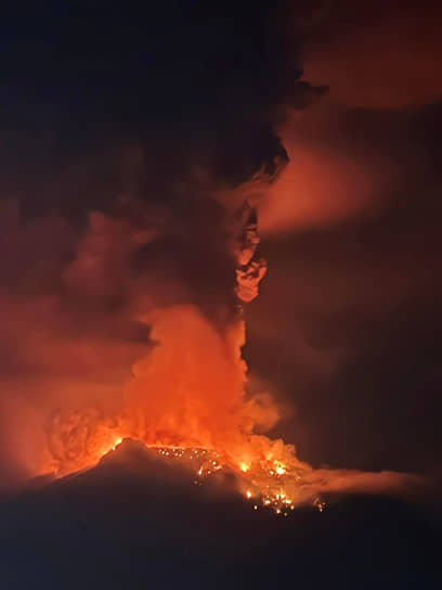 Из-за возросшей активности вулкана из прилегающих районов планируется эвакуировать 11 тыс. человек. К горе запрещено приближаться ближе, чем на 4 км