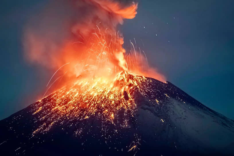 Вечером в среду власти подняли уровень опасности вулкана до самого высокого по четырехуровневой системе (принятой в Индонезии классификации извержений)