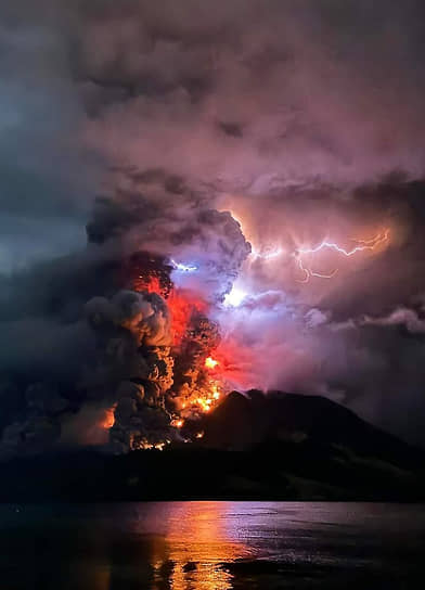 16 апреля индонезийский вулкан Руанг выбросил пепел на высоту 3 км. Национальное агентство страны по смягчению последствий стихийных бедствий заявило, что во время извержения было зафиксировано землетрясение магнитудой 3,2