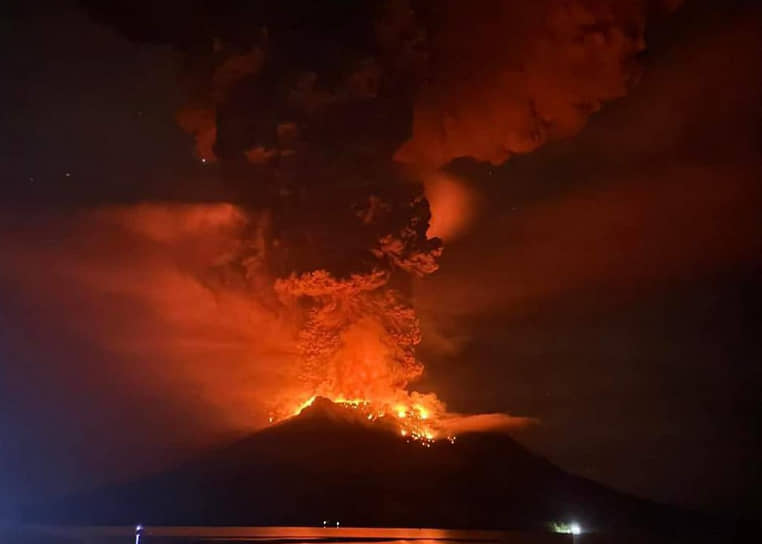 Все 828 жителей индонезийского острова Руанг были эвакуированы после многочисленных извержений одноименного вулкана, расположенного примерно в 100 км от столицы провинции Северный Сулавеси. О пострадавших информации нет