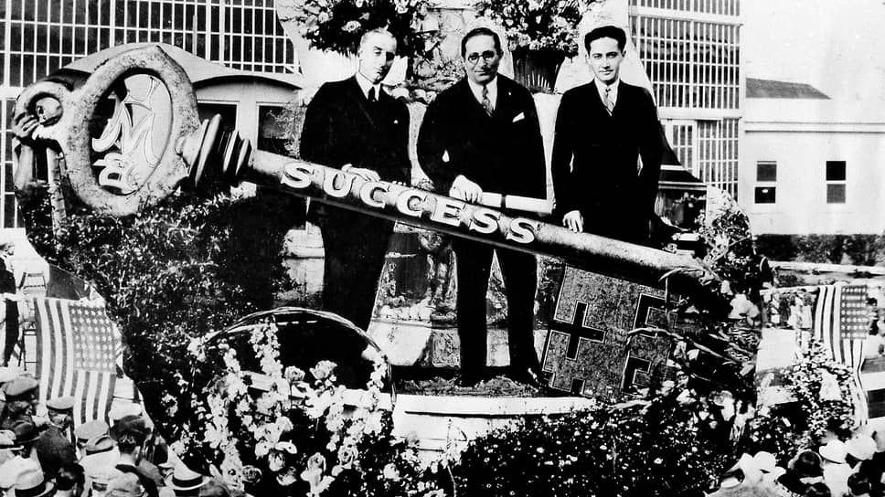 Слева направо: Гарри Рапф, Луис Майер и Ирвинг Тальберг возле стенда, посвященного новой голливудской студии MGM, 24 апреля 1924 года