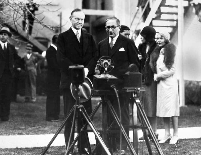 Президент США Келвин Кулидж с Луисом Майером на съемочной площадке MGM в Лос-Анджелесе 19 февраля 1930 года. На заднем плане — актрисы Мэри Пикфорд (справа) и Грейс Кулидж