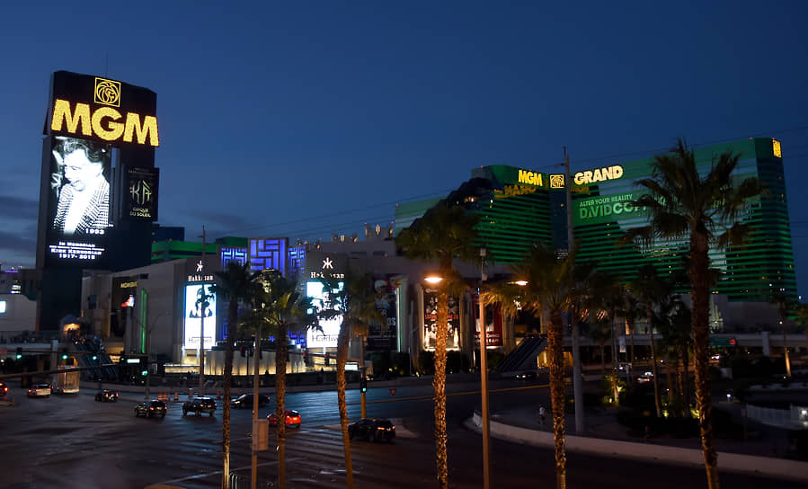 Видео-дань уважения Кирку Керкоряну в день его смерти в июне 2015 года в Лас-Вегасе на фасаде отеля MGM