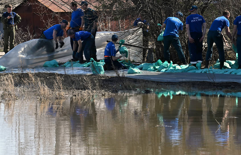 Сотрудники МЧС возводят защитные сооружения вдоль реки Ишим