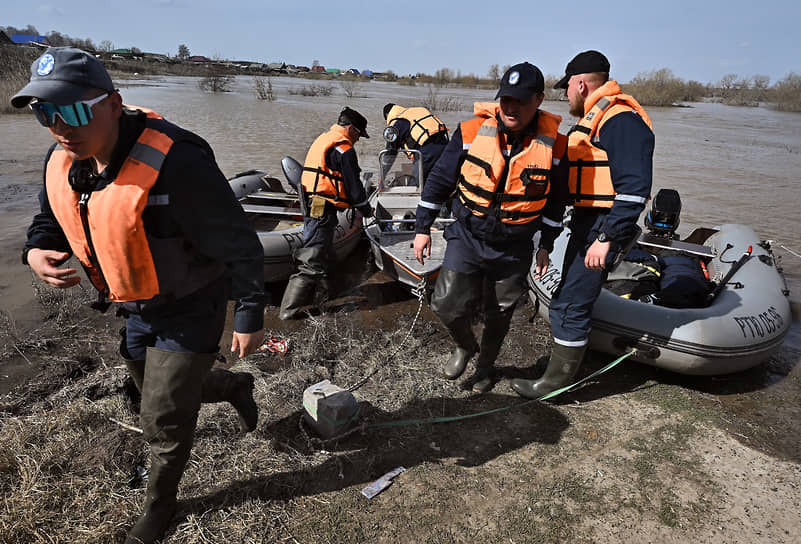 Люди на надувных лодках во время осмотра затопленных территорий в городе Ишим