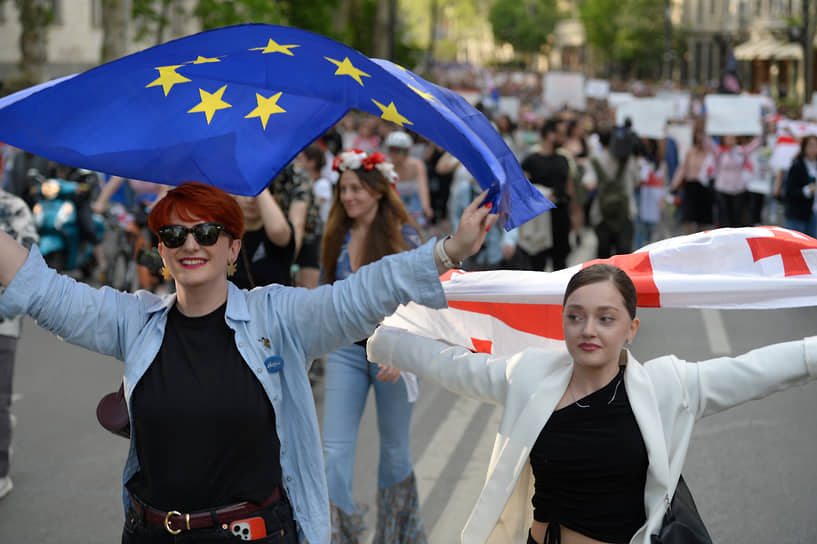 Глава Европейского совета Шарль Мишель заявил, что новый закон отдалит Грузию от вступления в ЕС