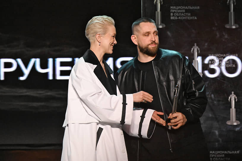 Креативный директор кинокомпании «Небо» Алексей Киселев и актриса Дарья Мороз на церемонии вручения V Национальной премии в области веб-контента