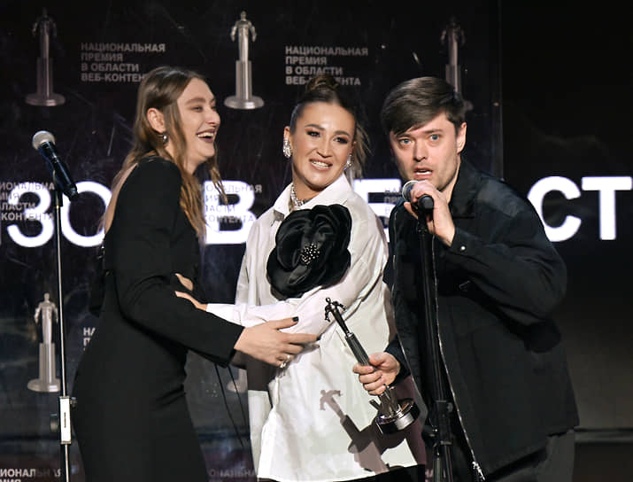 Слева направо: блогер Мария Миногарова, певица Ольга Бузова и продюсер Аркадий Водахов на церемонии вручения V Национальной премии в области веб-контента