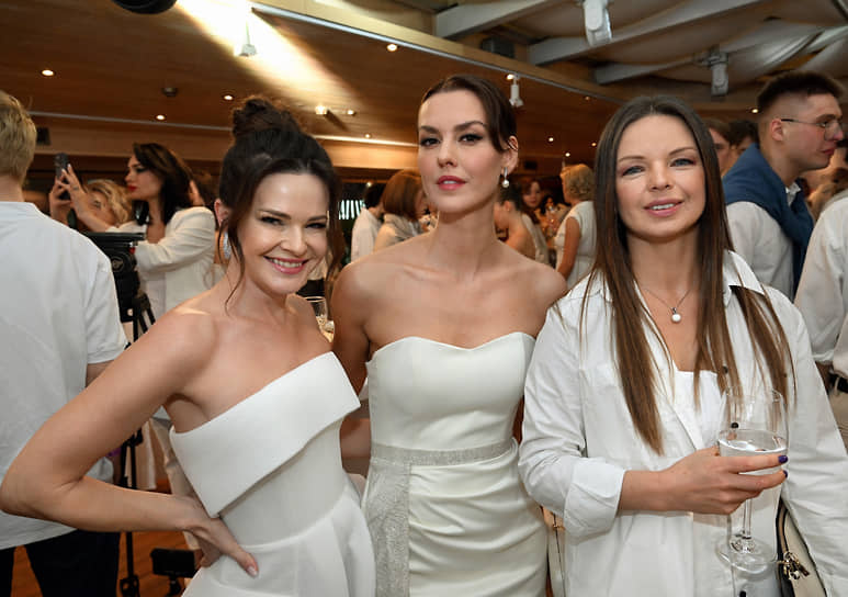 Слева направо: актрисы Анна Пескова, Лянка Грыу и Алиса Гребенщикова на мероприятии «Белый прием» и церемонии вручения премии «Аванс»