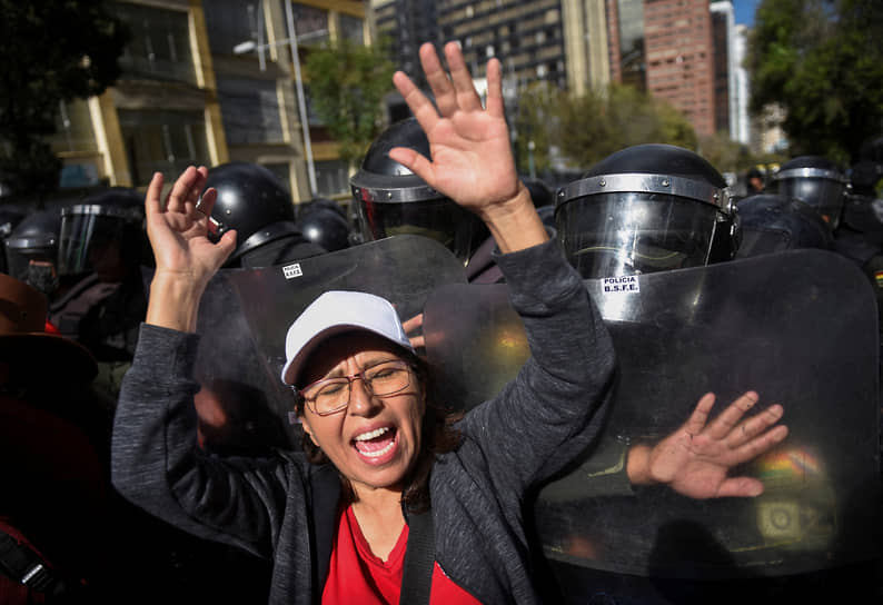 Ла-Пас, Боливия. Женщина на митинге против закона о повышении пенсионного возраста