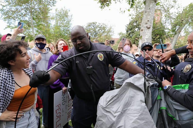 Сотрудники службы безопасности Университета Южной Калифорнии разгоняют протестующих 