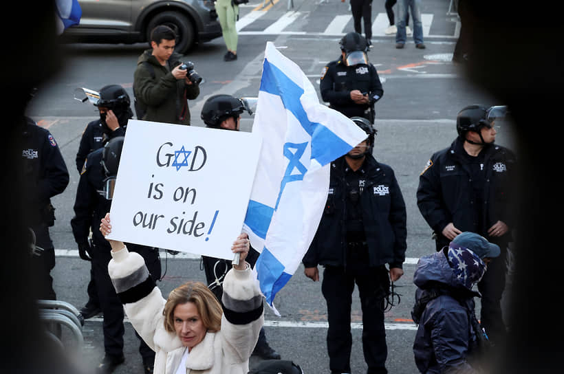 В США также проходят и акции поддержки в пользу Израиля
&lt;BR>На фото: демонстранты, поддерживающие Израиль, около Колумбийского университета  