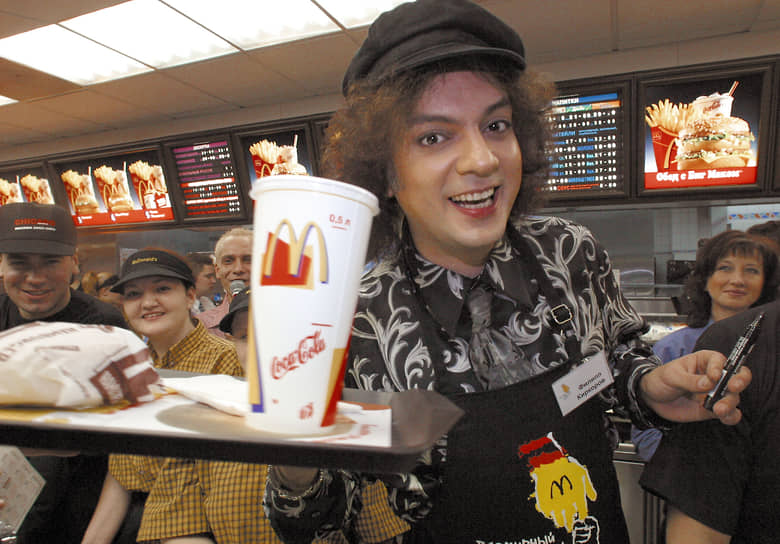 С сентября 2022 года в предприятия сети «Вкусно – и точка», пришедшей на смену McDonald’s, также поставляются напитки под брендом «Добрый»&lt;br>
На фото: певец Филипп Киркоров в McDonald’s с оригинальным напитком Coca-Cola, 2002 год
