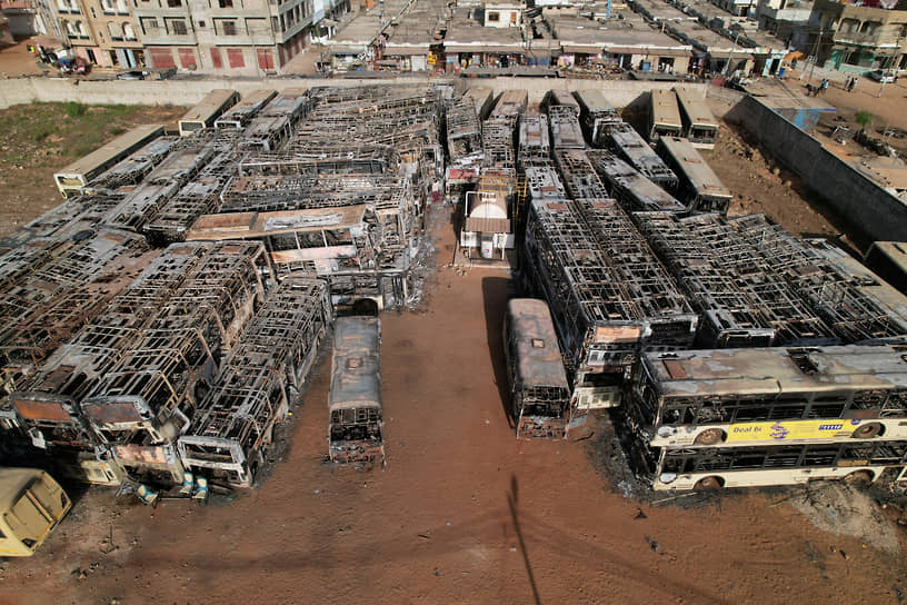 Сожженные в ходе беспорядков лета 2023 года автобусы государственной компании «Дем Дикк»