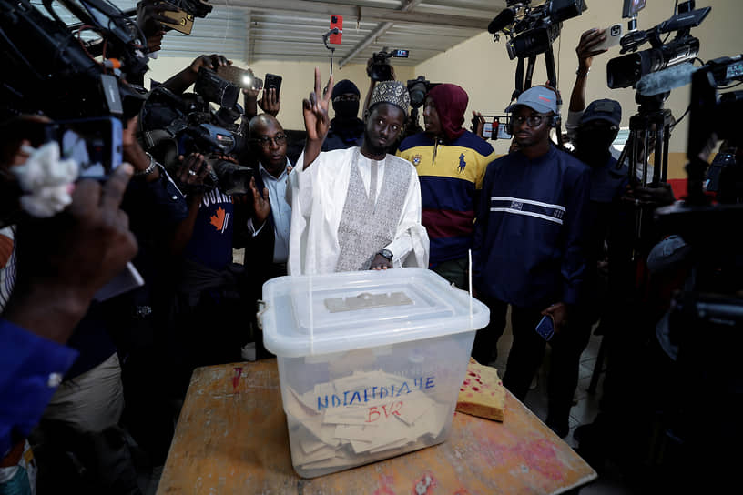 Кандидат в президенты Бассиру Диомай Фай голосует на избирательном участке в родной деревне Ндьяганьяо