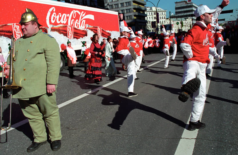 На предприятиях и в офисах Coca-Cola в России работало более 7 тыс. человек&lt;br>
На фото: праздничные гуляния на Новом Арбате по случаю Дня Святого Патрика, 2002 год