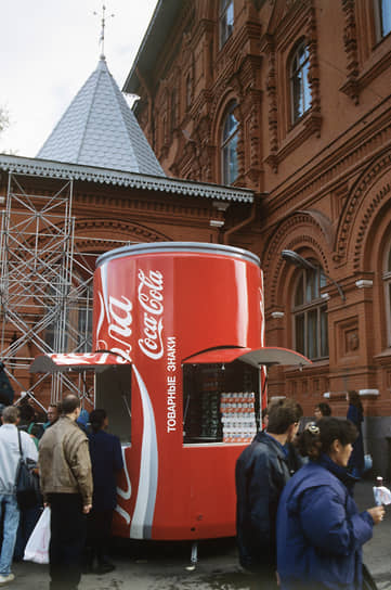 В 1988 году в холле гостиницы «Международная» установили первый автомат Coca-Cola, а на Москворецком пивоваренном заводе начали производить напиток из концентрата, который привозили из-за границы. В 1989-м в Москве появилась первая наружная реклама напитка