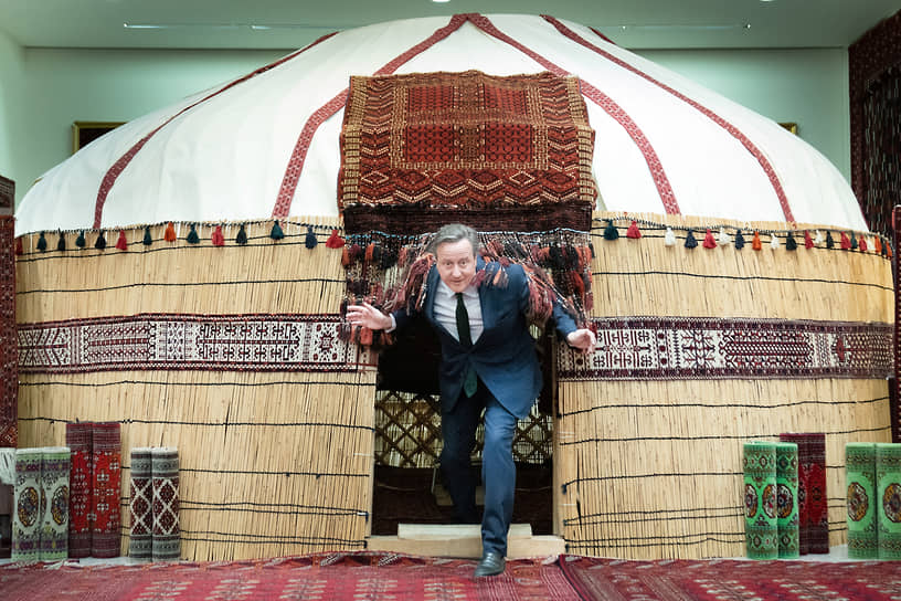 Министр иностранных дел Великобритании Дэвид Кэмерон в Национальном музее туркменского ковра в Ашхабаде
