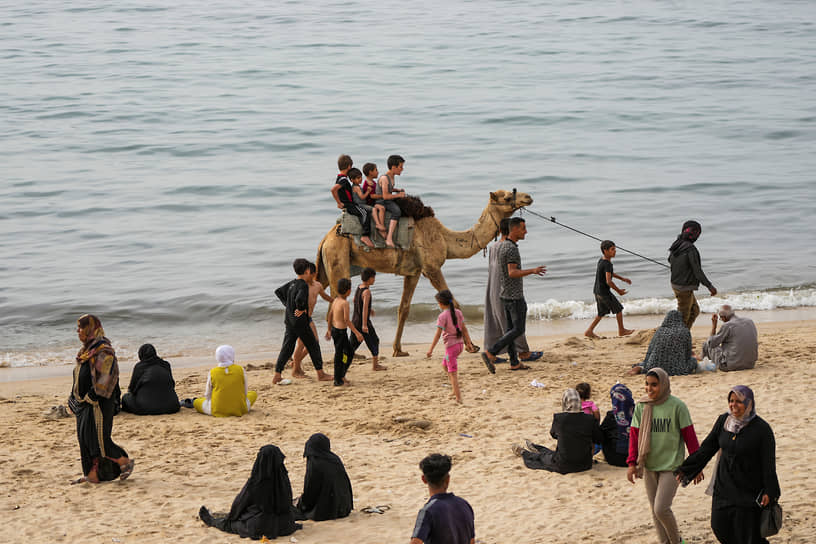 Сектор Газа. Палестинцы отдыхают на пляже 

