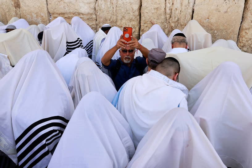 Иерусалим. Молитва у Стены плача во время иудейского праздника Песах