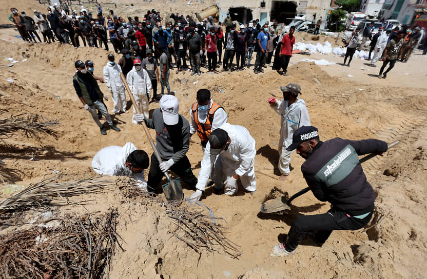 Палестинцы выкапывают тела погибших во дворе медицинского комплекса «Насер» в Хан-Юнисе