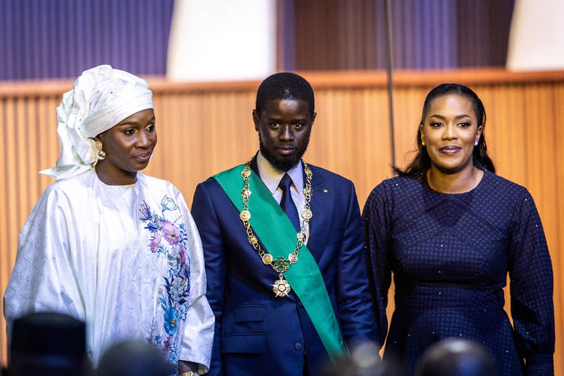 Президент Сенегала с первыми леди (слева — Мари Кхоне Фай, справа — Абса Фай)