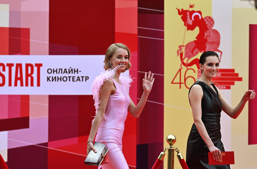 Актриса Анна Чехова (слева) 