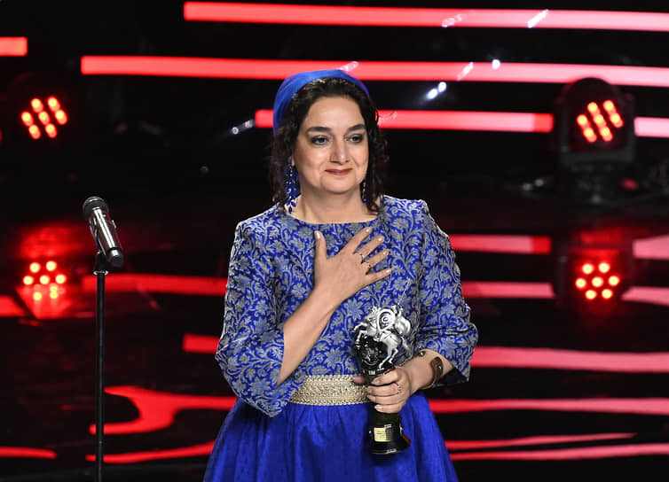 В номинации «Лучший режиссер» победила Нахид Азизи Седиг из Ирана, снявшая фильм «Дыхание голода»