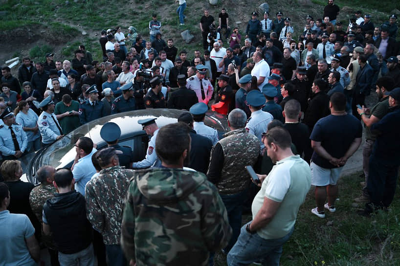 В селе Киранц Тавушской области к протестующим против делимитации границы присоединилась группа военных. Местные СМИ писали, что на митинг вышли около 20 контрактников