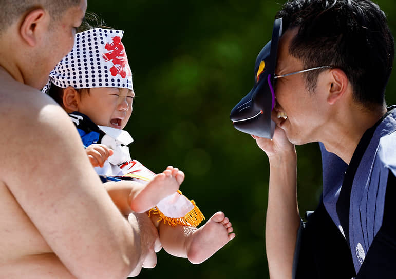 Чтобы заставить плакать наиболее спокойных детей, в ход идут традиционные японские маски