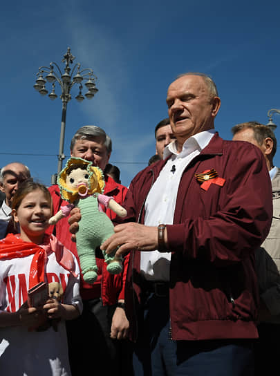 Лидер КПРФ Геннадий Зюганов в сквере возле памятника Карлу Марксу на Театральной площади
