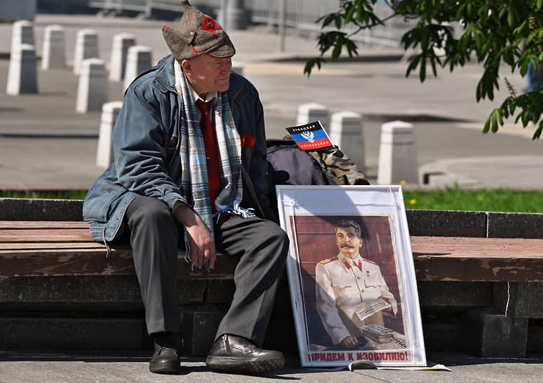 Участник встречи с депутатами Госдумы в сквере возле памятника Карлу Марксу на Театральной площади
