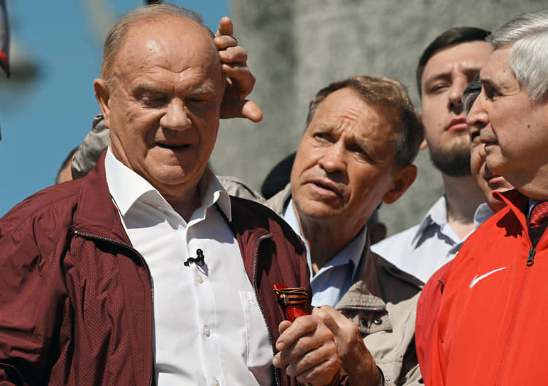 Лидер КПРФ Геннадий Зюганов (слева) и первый заместитель председателя Госдумы Иван Мельников (справа) на праздновании 1 мая
