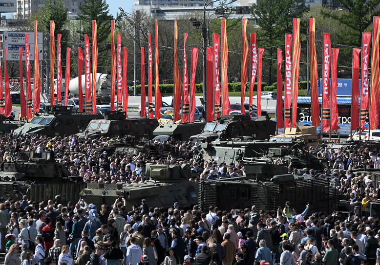 На площадке представлены такие образцы, как немецкий танк Leopard 2, американский Abrams, БМП Bradley, БТР М113, бронемашина MaxxPro, британская бронемашина Mastiff, шведская БМП CV90