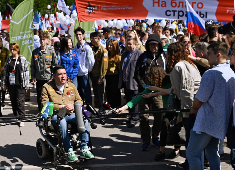 Заместитель председателя комитета Госдумы по молодежной политике Михаил Киселев (в центре) на первомайском шествии