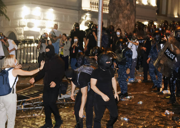 Столкновения сотрудников полиции с участниками акции протеста против принятия закона об иноагентах у здания парламента Грузии