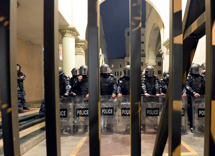 Полицейское оцепление вокруг здания парламента Грузии