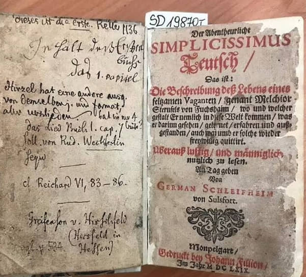Найденные книги во многих случаях содержат рукописные заметки Якоба и Вильгельма Гримм, которые часто комментировали интересные мотивы на обложках книг