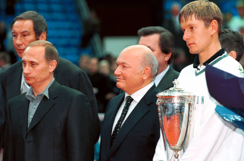 В ноябре 1999 года Евгений Кафельников выиграл Кубок Кремля, обыграв в финале теннисиста из Зимбабве Байрона Блэка. В церемонии награждения принимали участие премьер-министр РФ Владимир Путин (второй слева) и мэр Москвы Юрий Лужков (в центре) 