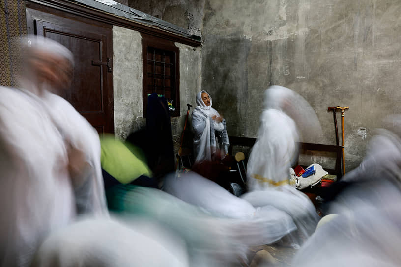 Иерусалим. Православные верующие на церемонии омовения ног в эфиопской части храма Гроба Господня 

