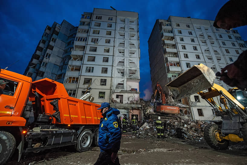 12 мая в Белгороде снаряд попал в десятиэтажку, полностью обрушился подъезд. В Минобороны сообщили, что дом был поврежден фрагментами одной из шести сбитых над городом ракет «Точка-У»