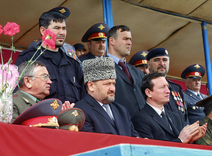 Президент Чечни Ахмат Кадыров (в центре)  во время празднования Дня Победы в Грозном за несколько минут до взрыва, 2004 год