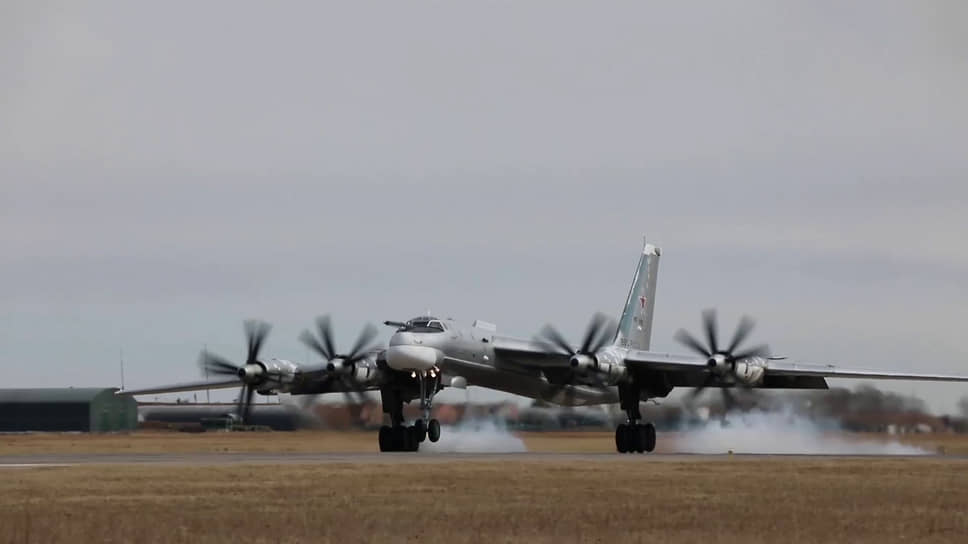 Минобороны показало полет ракетоносцев Ту-95МС вблизи побережья Аляски