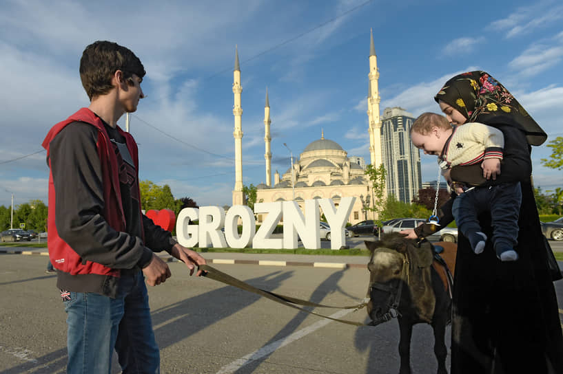 Семья на площади перед мечетью  «Сердце Чечни» имени Ахмата Кадырова