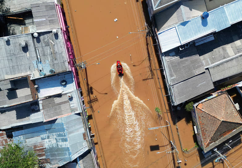 Губернатор штата Риу-Гранди-ду-Сул Эдуардо Лейте 7 мая заявил, что число погибших в результате наводнений в самом южном штате Бразилии увеличилось до 95, ранения получили 372 человека
