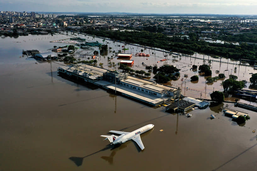 Международный аэропорт Сальгадо Филью в столице штата Порту-Алегри, один из самых загруженных в Бразилии, ушел под воду вместе с самолетами