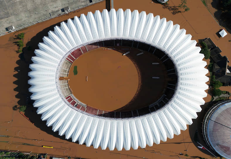 Из-за наводнения Федерация футбола Бразилии 7 мая объявила о переносе матчей национальной лиги на 20 дней 
&lt;br>На фото: затопленный стадион «Бейра-Рио» в Порту-Алегри
